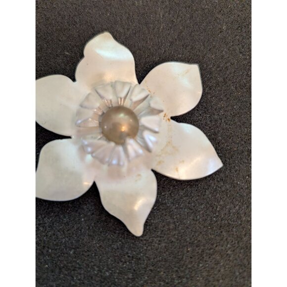 Vintage White Metal Flower Brooch Faux Pearl Center Gold-Tone Backing - Picture 2 of 4